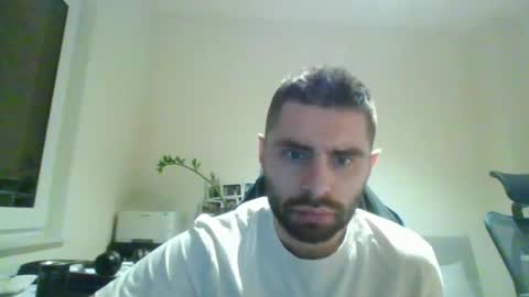 Snapshot of 1kamilkamil11 chatting on December 3, 3:33 pm kam online show from December 3, 3:33 pm