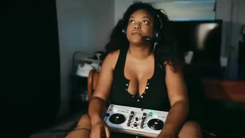 Snapshot of 1lookurhooked chatting on October 10, 5:28 am Lillycakes online show from October 10, 5:28 am