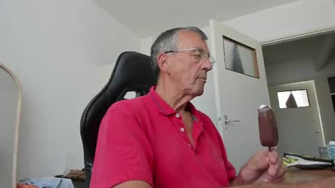 Snapshot of 200gentleman chatting on June 24, 12:37 pm Henk online show from June 24, 12:37 pm