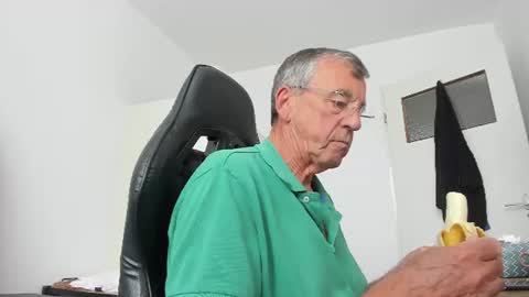 Snapshot of 200gentleman chatting on July 5, 2:02 pm Henk online show from July 5, 2:02 pm