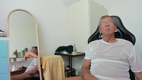 Snapshot of 200gentleman chatting on July 11, 2:42 pm Henk online show from July 11, 2:42 pm