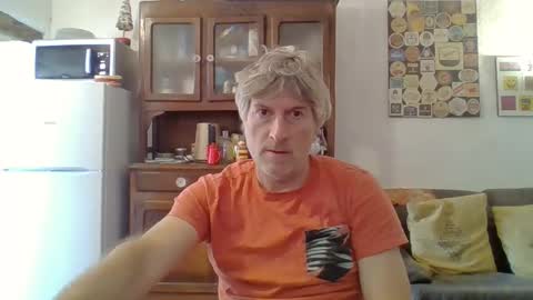 22esserre online show from November 12, 1:22 pm