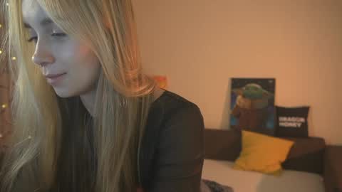 Elley  online show from December 24, 4:30 pm