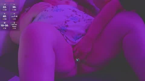 Snapshot of 2trippy69 chatting on February 25, 2:43 am 2trippy69 online show from February 25, 2:43 am