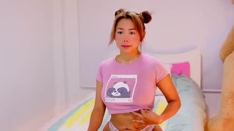 independent model online show from February 4, 9:49 am