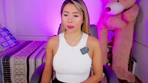 independent model online show from April 7, 9:32 am