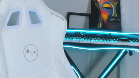 Snapshot of 4ever_dude chatting on March 9, 12:31 pm Andrew online show from March 9, 12:31 pm