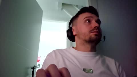 Snapshot of 8inchdude93 chatting on November 4, 11:20 am 8inchdude93 online show from November 4, 11:20 am