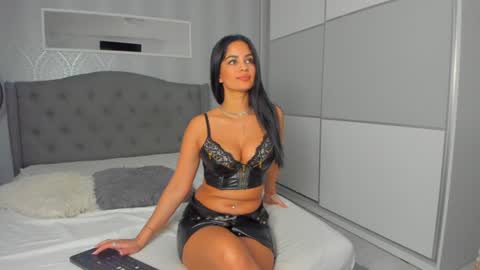 Adelle online show from December 4, 1:42 pm