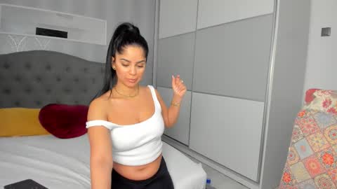 Adelle online show from March 19, 1:04 pm