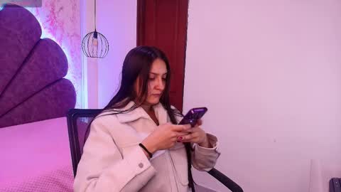 Snapshot of _alaia_collway_ chatting on February 21, 11:55 am Alaia online show from February 21, 11:55 am