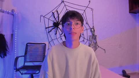 Snapshot of _alexandersawyer_ chatting on October 6, 3:59 am Alexander online show from October 6, 3:59 am