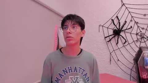 Snapshot of _alexandersawyer_ chatting on October 13, 4:23 am Alexander online show from October 13, 4:23 am