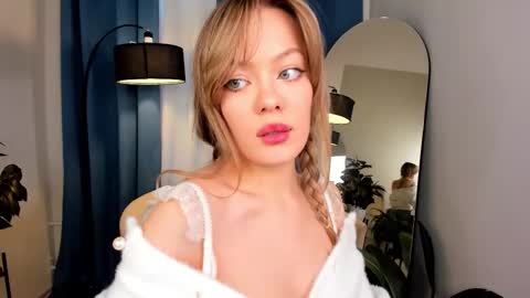 Snapshot of _alice_bloom_ chatting on March 20, 2:00 pm Alice online show from March 20, 2:00 pm