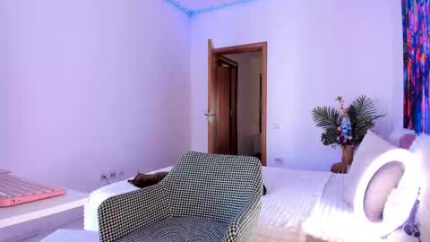 Mia online show from May 23, 3:05 pm