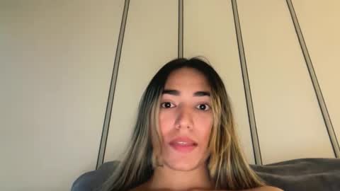 Snapshot of _alliex_ chatting on April 20, 10:51 am you can call me pretty online show from April 20, 10:51 am