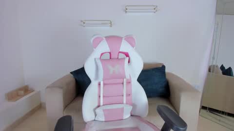    online show from October 6, 12:13 pm