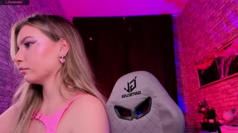 Snapshot of _bellaclark chatting on October 27, 8:46 pm Bella online show from October 27, 8:46 pm