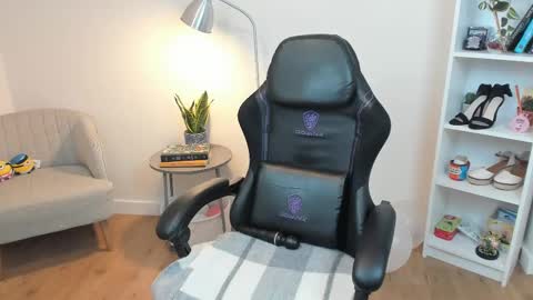 Bella Evans online show from February 18, 11:55 am