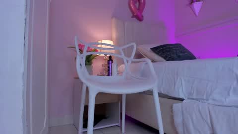 Snapshot of _bianca_18 chatting on February 19, 5:49 pm Hi guys i am Bianca online show from February 19, 5:49 pm