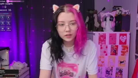 Snapshot of _biscuitty chatting on April 1, 9:34 pm Alice .. online show from April 1, 9:34 pm
