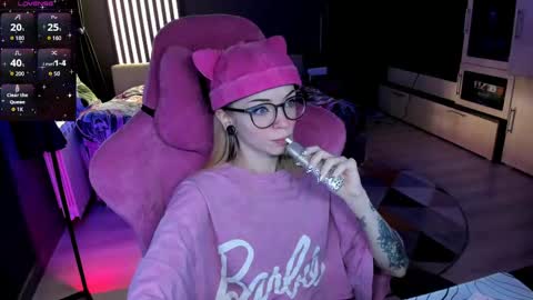 Snapshot of _black_fox__ chatting on May 2, 1:43 am Olivia Subscribe to my Fansly - online show from May 2, 1:43 am