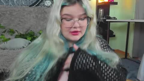 Snapshot of _candym1lky_ chatting on November 9, 7:17 am _candym1lky_ online show from November 9, 7:17 am