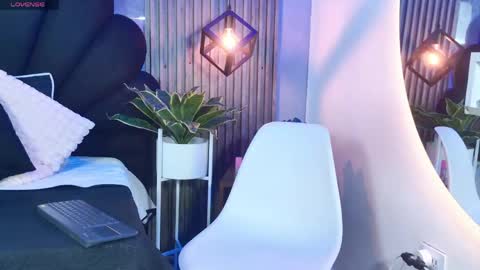 _charlotte_queen_ online show from May 1, 1:26 pm