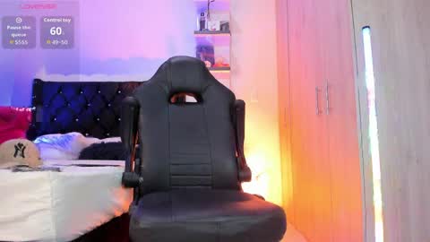 Duriel online show from April 4, 8:28 pm