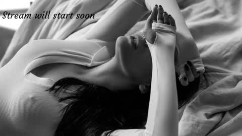 Snapshot of _eelusivee_ chatting on October 11, 10:36 am Elli online show from October 11, 10:36 am