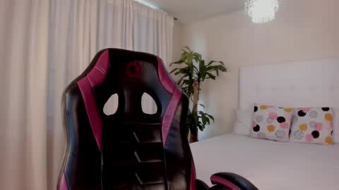 Snapshot of _emma_queen_ chatting on November 18, 7:40 pm Emma online show from November 18, 7:40 pm