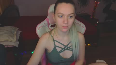 Snapshot of _evellyn_ chatting on December 17, 8:23 am Evie online show from December 17, 8:23 am