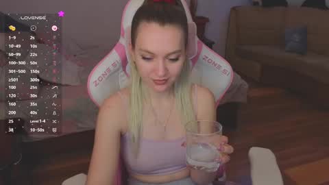 Snapshot of _evellyn_ chatting on January 11, 7:49 am Evie online show from January 11, 7:49 am