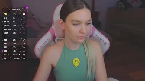 Snapshot of _evellyn_ chatting on January 30, 7:39 am Evie online show from January 30, 7:39 am