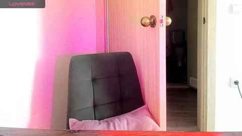 Snapshot of _feralberry__ chatting on February 13, 10:55 am Alis online show from February 13, 10:55 am