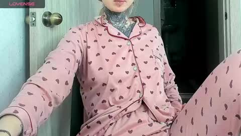 Snapshot of _feralberry__ chatting on February 25, 7:20 am Alis online show from February 25, 7:20 am