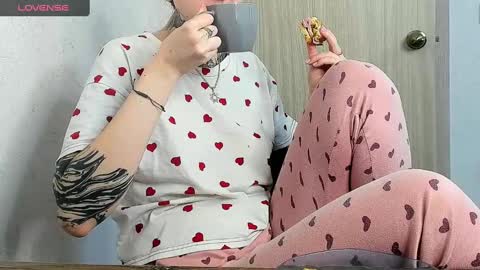 Snapshot of _feralberry__ chatting on March 4, 6:04 am Alis online show from March 4, 6:04 am