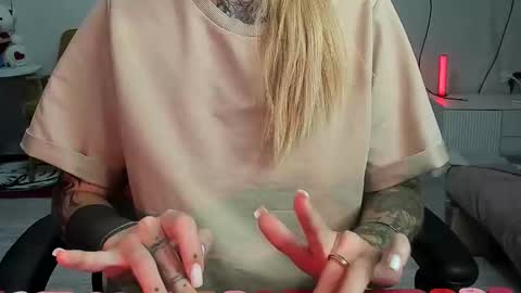 Snapshot of _feralberry__ chatting on September 17, 3:46 pm Alis online show from September 17, 3:46 pm