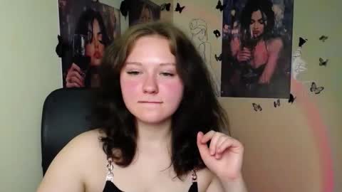 Snapshot of _foxy_lady chatting on June 5, 6:52 am Alice online show from June 5, 6:52 am