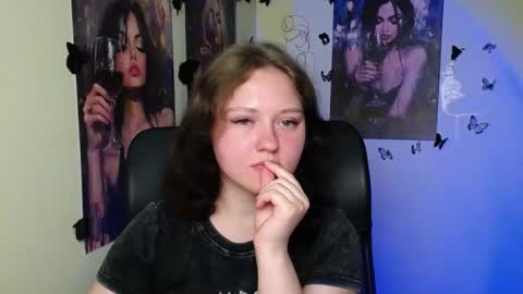 Snapshot of _foxy_lady chatting on June 12, 5:56 pm Alice online show from June 12, 5:56 pm