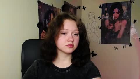 Snapshot of _foxy_lady chatting on June 16, 5:54 am Alice online show from June 16, 5:54 am