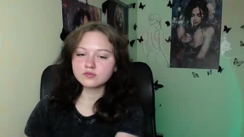 Snapshot of _foxy_lady chatting on June 23, 6:00 am Alice online show from June 23, 6:00 am