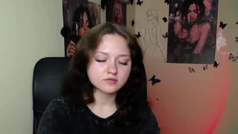 Snapshot of _foxy_lady chatting on June 25, 5:12 am Alice online show from June 25, 5:12 am