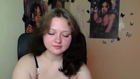 Snapshot of _foxy_lady chatting on June 29, 6:19 am Alice online show from June 29, 6:19 am
