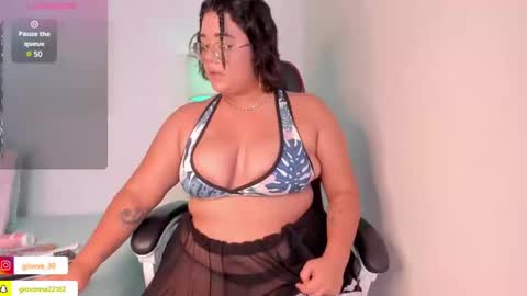 Snapshot of _giovaa_ chatting on January 18, 3:05 pm G I O V A online show from January 18, 3:05 pm