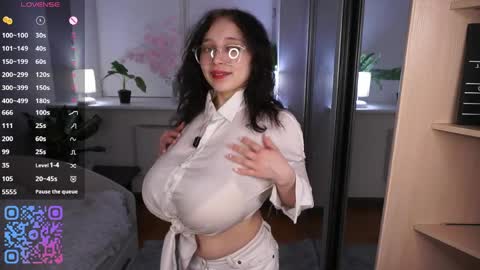 Snapshot of _inner_glow_ chatting on April 6, 5:14 pm Emily online show from April 6, 5:14 pm