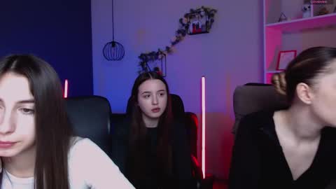 _kellykitten_ online show from March 12, 10:10 am