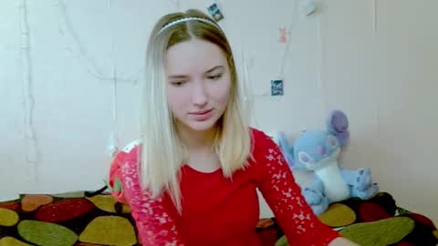 _kikiclark_ online show from October 1, 8:09 am