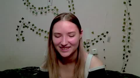 _kikiclark_ online show from November 9, 4:16 pm