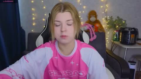 Molly   Emily online show from March 4, 11:49 am